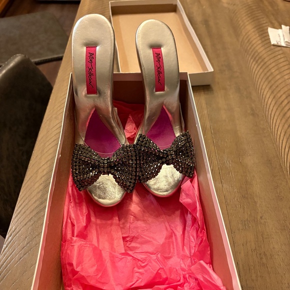 Betsey Johnson size 9 black heels Karie Polly Bow - Picture 1 of 3